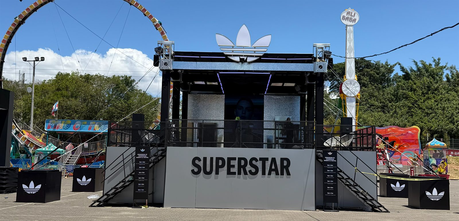 Vista secundaria del stand Adidas Superstar en Picnic Festival 2026 con montaje urbano de marca
