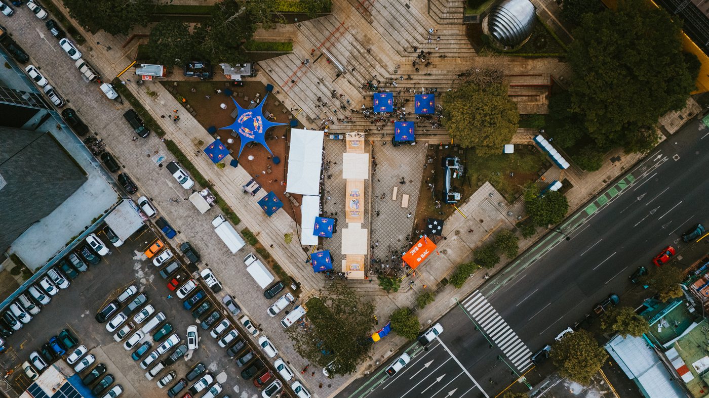 Vista aérea secundaria del montaje Pura Calle para Red Bull durante el Día del BMX